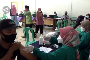 Jelang Pilkades serentak, warga Kuningan antusias divaksinasi 