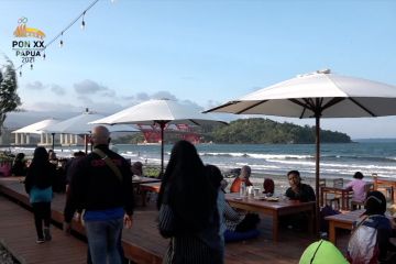 PON tingkatkan pengunjung usaha kuliner di Pantai Holtekamp