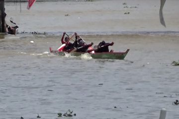 Puluhan jukung adu cepat di Sungai Martapura Banjarmasin