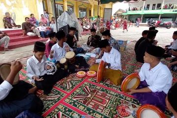 Warga Desa Ulee peringati Maulid Nabi dengan marawis