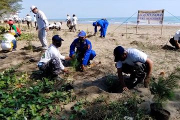 Cara Polres Batang memagari laut