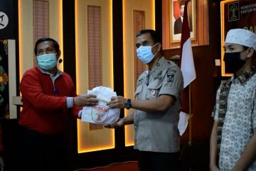 Kemenkumham Sumbar serahkan bantuan 835 paket AKB