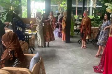 Perkuat diplomasi batik, Kemenlu terima hibah batik