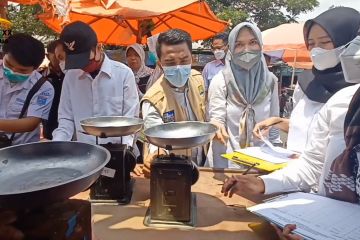 Ratusan timbangan pedagang Pasar Kranggot ditera ulang