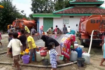 Sejumlah warga Ngawi andalkan "dropping" air