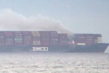 Kebakaran kapal kontainer di lepas pantai Victoria
