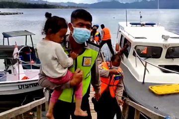 Petugas evakuasi korban gempa Bali dengan kapal