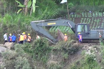 Gunakan alat berat untuk bersihkan 4 titik lokasi longsor