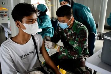 Lantamal II Teluk Bayur gelar vaksinasi di atas KRI Bontang-907