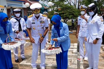 Tabur bunga untuk pahlawan AL