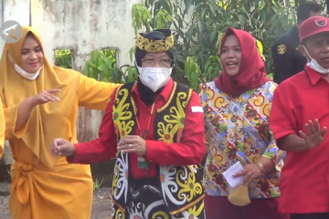 Mensos menari Tari Belundi saat terima gelar adat Kesultanan Bulungan