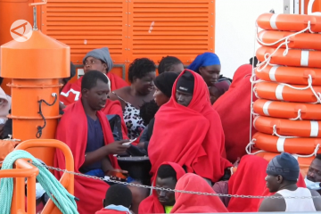 Puluhan migran yang diselamatkan tiba di Gran Canaria Spanyol