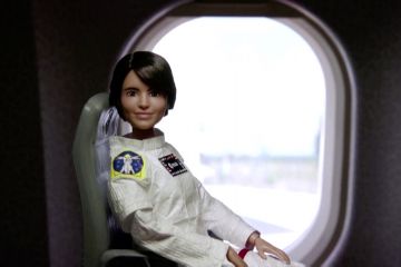 Astronaut Barbie lepas landas dalam penerbangan gravitasi nol