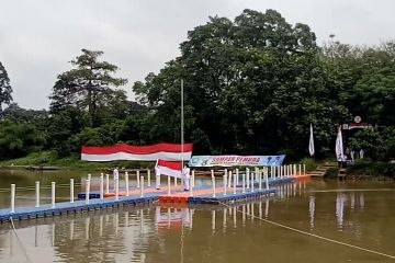 Khidmatnya peringatan Hari Sumpah Pemuda di tengah sungai Cisadane