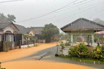 Air campur lumpur masuk rumah warga di Jalan Transito Tanjungpinang