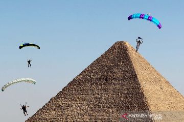 Serunya terjun payung di kawasan Piramida Mesir