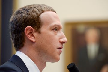 Mark Zuckeberg diminta mundur dari CEO Facebook
