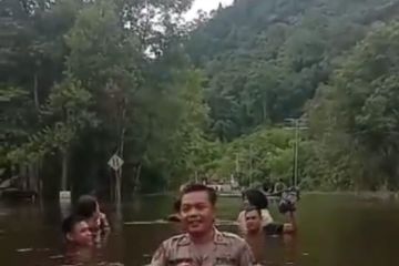 Ruas jalan Sintang-Melawi putus akibat banjir