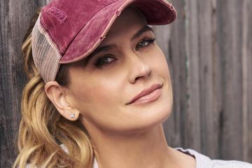 Dirawat karena COVID-19, Kristy Swanson bantah "anti-vaksin"