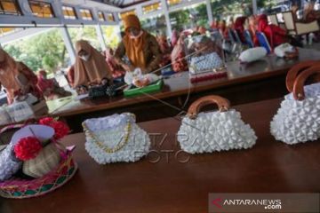 Kerajinan Tas Dari Limbah Sedotan Plastik