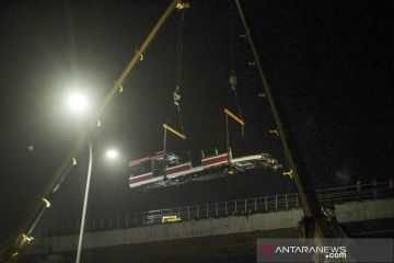 Evakuasi gerbong kereta LRT