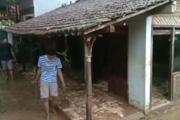 Banjir bandang terjang Desa Wonosoco Kudus akibatkan satu rumah roboh