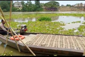 BPBD Bojonegoro selamatkan tiga anak dalam insiden perahu terbalik