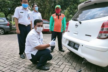 Ratusan mobil ikuti uji emisi gratis di kantor Wali Kota Jakarta Barat