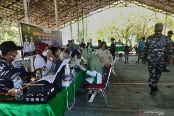 Vaksinasi maritim TNI AL sasar warga pulau Mansinam Manokwari