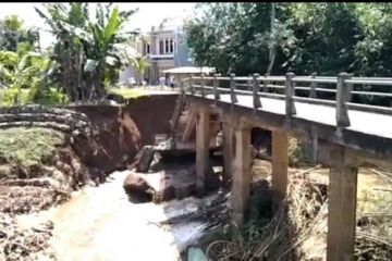 Sebuah jembatan penyeberangan di Tulungagung putus akibat banjir