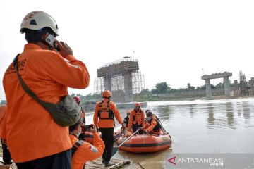 Pencarian korban kecelakaan perahu penyeberangan di Sungai Bengawan Solo