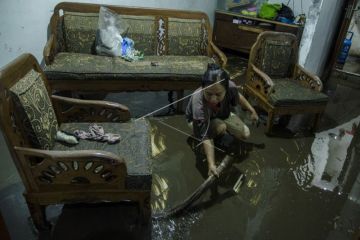 Dampak banjir luapan Sungai Cibeureum di Bandung