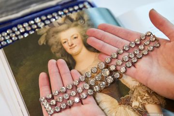 Perhiasan Marie Antoinette dan Duchess of Windsor dilelang di Swiss