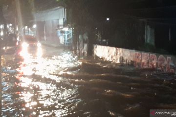 Jalan Swadarma Raya Jakarta Selatan tergenang air  hingga 50 cm