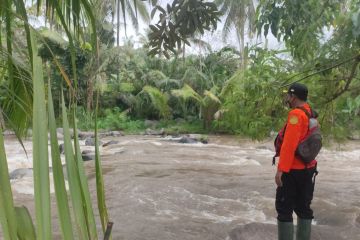 Satu meninggal dan dua orang hilang di sungai wisata alam Lombok Barat