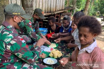 Satgas TNI ajarkan ketrampilan warga perbatasan buat gethuk goreng