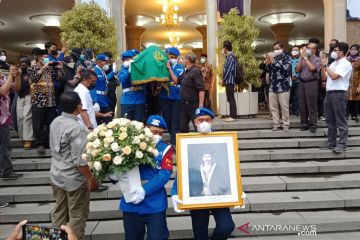 Jenazah Dekan Fakultas Peternakan UGM dimakamkan di Sawitsari Sleman