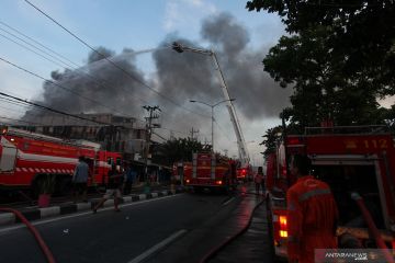 Kebakaran pabrik manekin di Surabaya