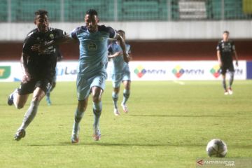 Supardi berharap rekan setimnya di Persib Bandung terus bekerja keras