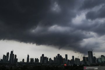 Hujan disertai petir dan angin landa Jakarta Timur dan Selatan