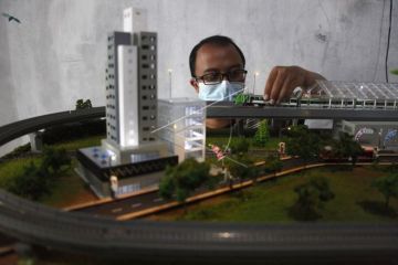 Perakit diorama stasiun kereta api