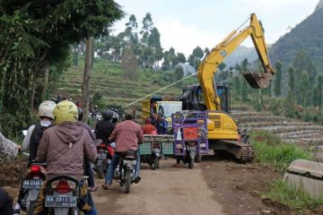 Pelebaran jalur wisata menuju Dieng