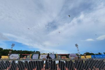 Enam paramotor ramaikan langit Jayapura pada opening ceremony Peparnas
