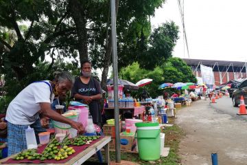 Pedagang padati luar Stadion Mandala sambut pembukaan Peparnas Papua