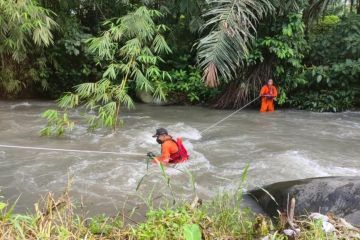 Dua remaja masih hilang setelah terseret arus sungai di Lombok Barat