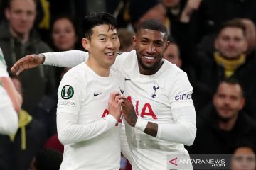 Tottenham atasi  Vitesse Arnhem, debut Conte diwarnai lima gol dan tiga kartu merah.