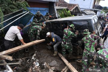 Pencarian korban banjir bandang di Batu