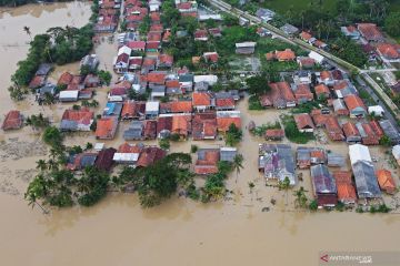 Banjir rendam permukiman di Karawang