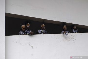 950 penari putra putri Papua meriahkan upacara pembukaan Peparnas