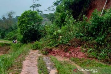 Jalan penghubung antar desa dan kabupaten di Cianjur masih terputus
